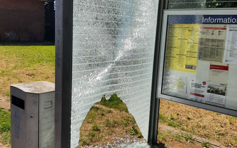 BPOL-HRO: Wetterunterstand am Bahnhof Plate beschädigt - Foto: presseportal.de