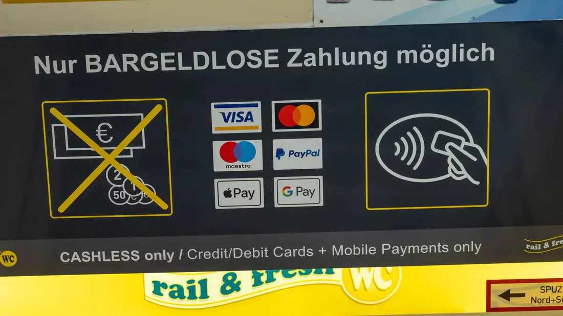 Noch die große Ausnahme: Bargeld ist zwar auf dem Rückzug, wird aber fast überall akzeptiert. - Bild: Peter Kneffel/dpa