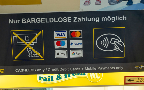 Noch die große Ausnahme: Bargeld ist zwar auf dem Rückzug, wird aber fast überall akzeptiert. - Foto: Peter Kneffel/dpa