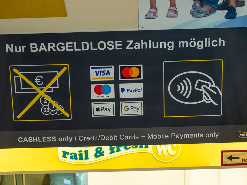 Noch die große Ausnahme: Bargeld ist zwar auf dem Rückzug, wird aber fast überall akzeptiert. - Foto: Peter Kneffel/dpa