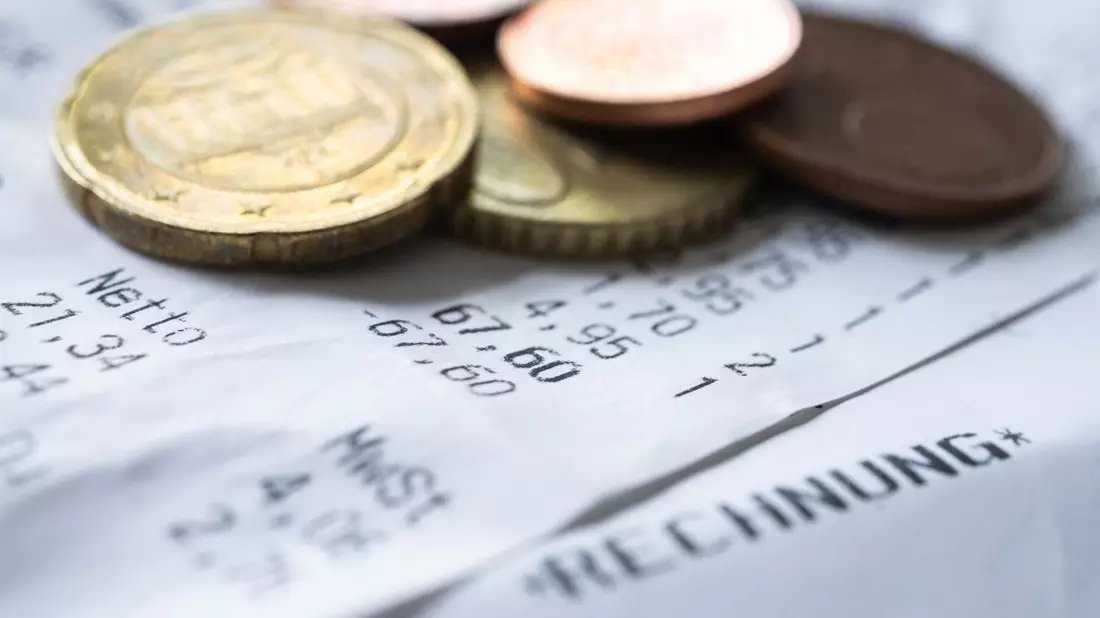 Die Inflationsrate hielt sich zuletzt über der Marke von zwei Prozent. Höhere Teuerungsraten schmälern die Kaufkraft der Menschen. (Symbolbild)  - Bild: Marijan Murat/dpa