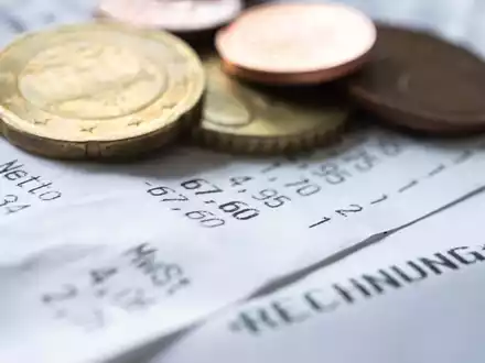 Die Inflationsrate hielt sich zuletzt über der Marke von zwei Prozent. Höhere Teuerungsraten schmälern die Kaufkraft der Menschen. (Symbolbild)  - Foto: Marijan Murat/dpa