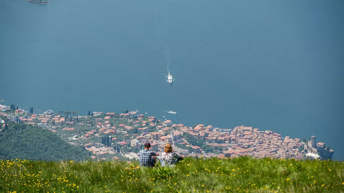 Die Strecke rund um den Gardasee in Oberitalien ist bei Radfahrern beliebt. (Archivbild) - Bild: Daniel Reinhardt/dpa