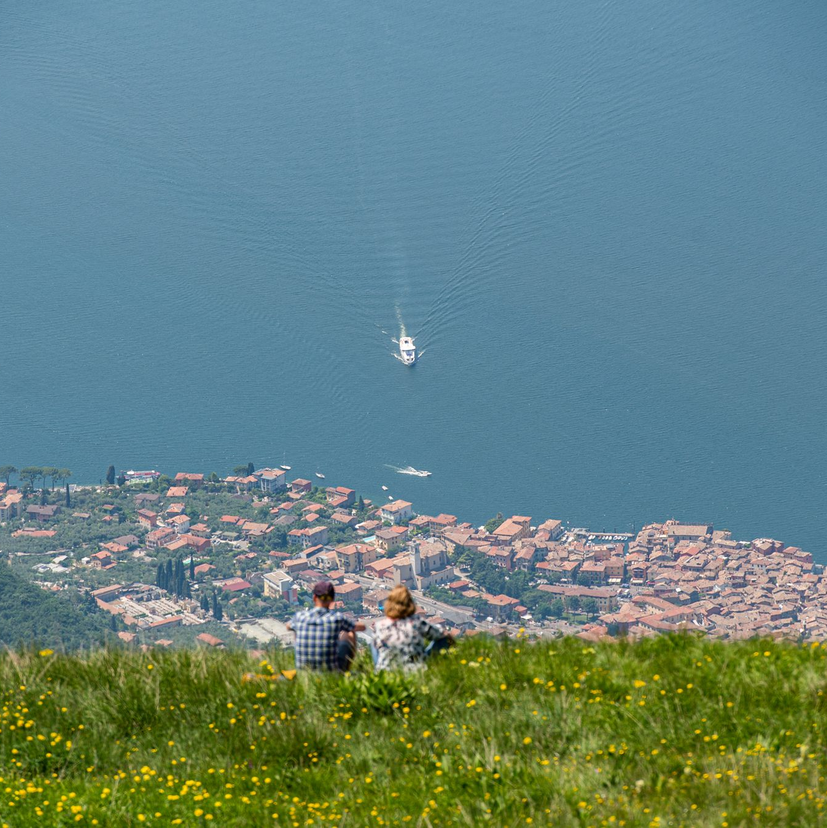 Am Gardasee, der bei Deutschen besonders beliebt ist, gibt es einen schweren Ausbruch des Norovirus. - Foto: Daniel Reinhardt/dpa