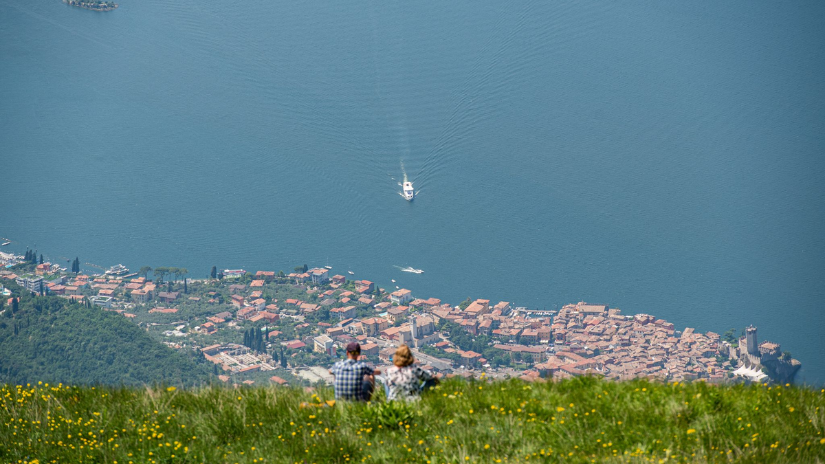 Der Gardasee ist ein beliebtes Urlaubsziel der Deutschen. (Symbolbild) - Foto: Daniel Reinhardt/dpa