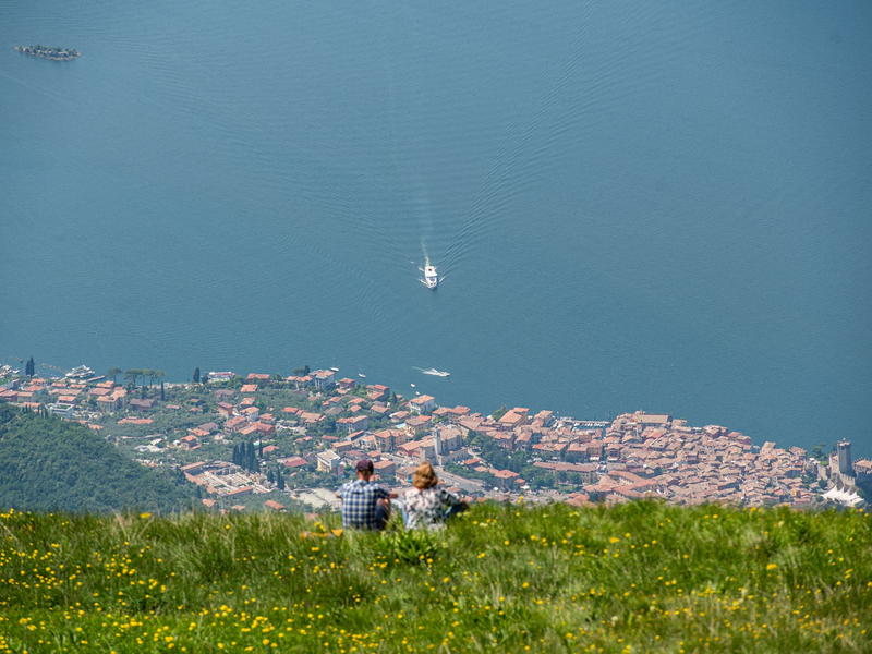 Die Strecke rund um den Gardasee in Oberitalien ist bei Radfahrern beliebt. (Archivbild) - Foto: Daniel Reinhardt/dpa