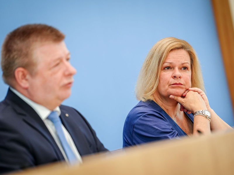 B - Foto: Kay Nietfeld/dpa