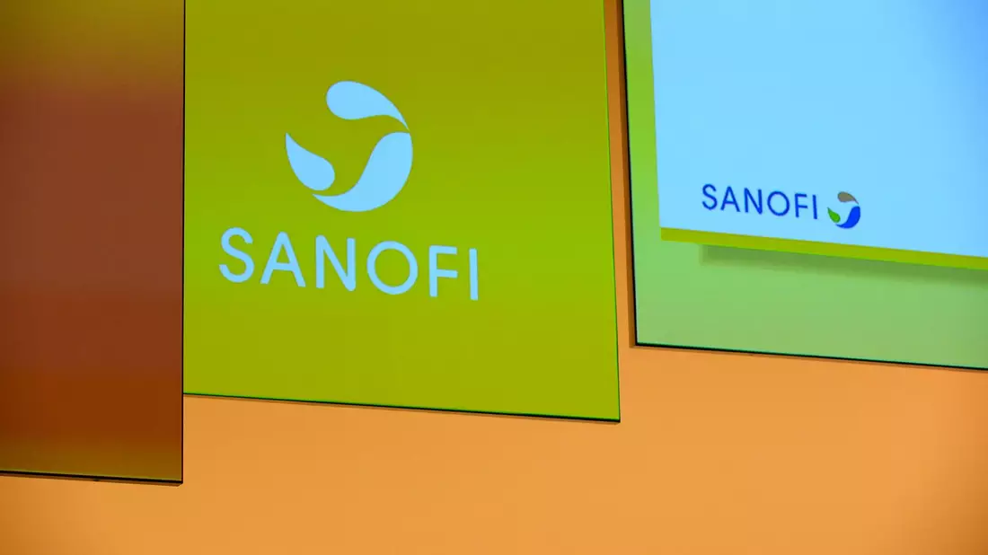 Das Logo des französischen Arzneimittelherstellers Sanofi. - Bild: Eric Piermont/AFP/dpa