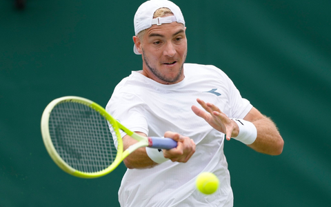 Kurzer Schreckmoment: Alexander Zverev rutscht aus. - Foto: Kirsty Wigglesworth/AP/dpa