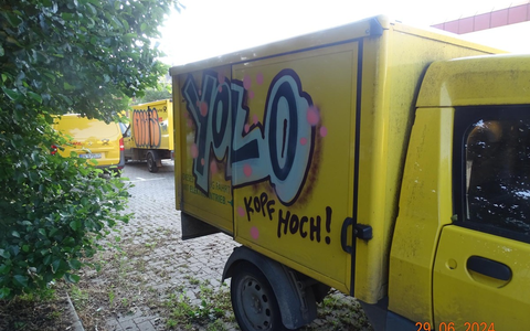 POL-RZ: 13 E-Fahrzeuge der Deutschen Post mit Graffiti beschmiert - Foto: presseportal.de