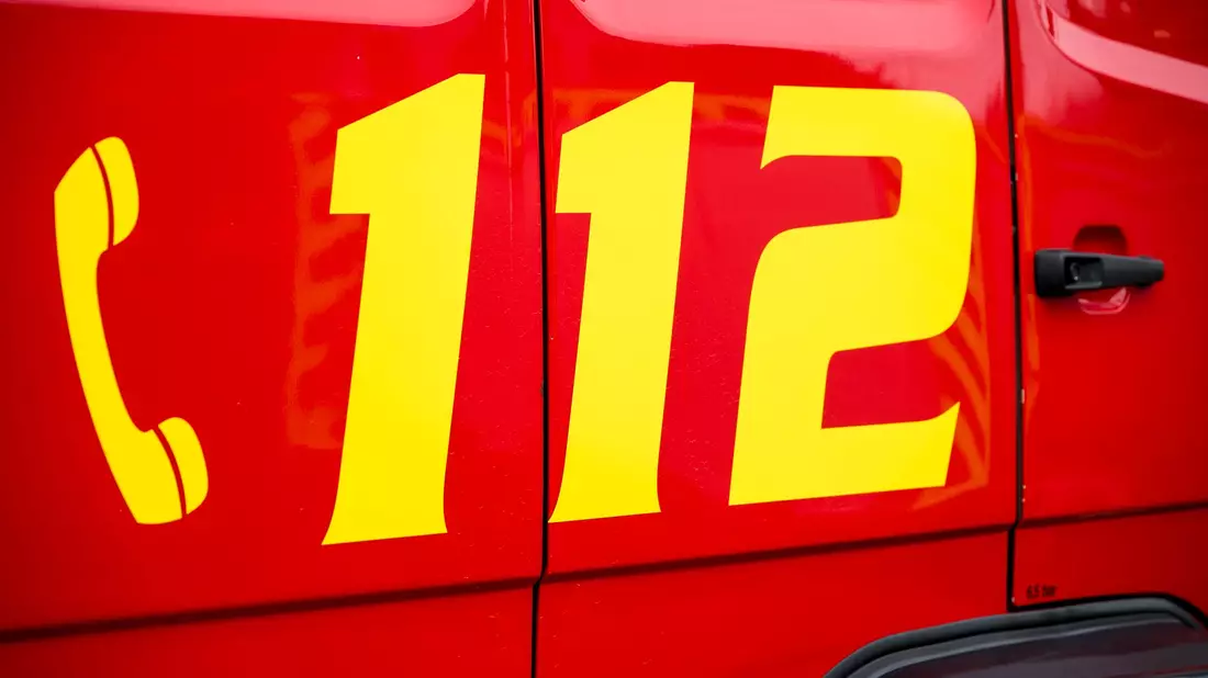 Die Feuerwehr hat in Nürnberg ein einjähriges Mädchen aus einem aufgeheizten Auto befreit. - Bild: Daniel Vogl/dpa