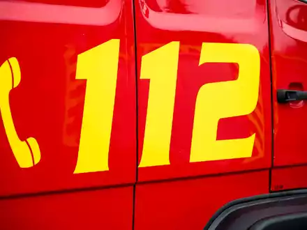 Die Feuerwehr hat in Nürnberg ein einjähriges Mädchen aus einem aufgeheizten Auto befreit. - Foto: Daniel Vogl/dpa