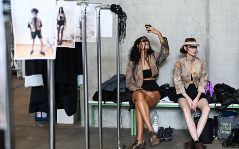 Der ukrainische Designer Mitya Hontarenko zeigt mit seiner Streetwear-Marke PLNGNS recycelte Kleidung - unter anderem Westen oder Tops aus Mustern alter Turnschuhe. - Foto: Jens Kalaene/dpa