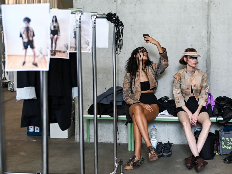 Der ukrainische Designer Mitya Hontarenko zeigt mit seiner Streetwear-Marke PLNGNS recycelte Kleidung - unter anderem Westen oder Tops aus Mustern alter Turnschuhe. - Foto: Jens Kalaene/dpa