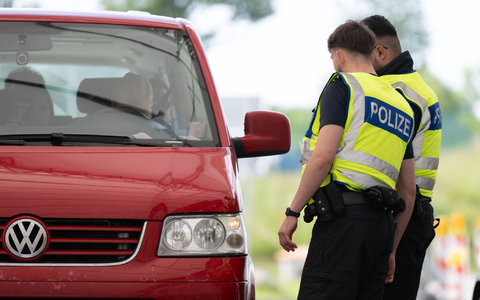 Bundespolizisten haben an den Außengrenzen zu Bayern mehr als 30 mutmaßlich gewaltbereiten Fußballfans die Einreise verweigert. - Foto: Sebastian Kahnert/dpa