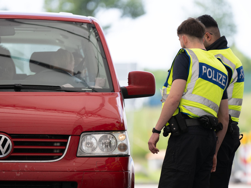 Bundespolizisten haben an den Außengrenzen zu Bayern mehr als 30 mutmaßlich gewaltbereiten Fußballfans die Einreise verweigert. - Foto: Sebastian Kahnert/dpa