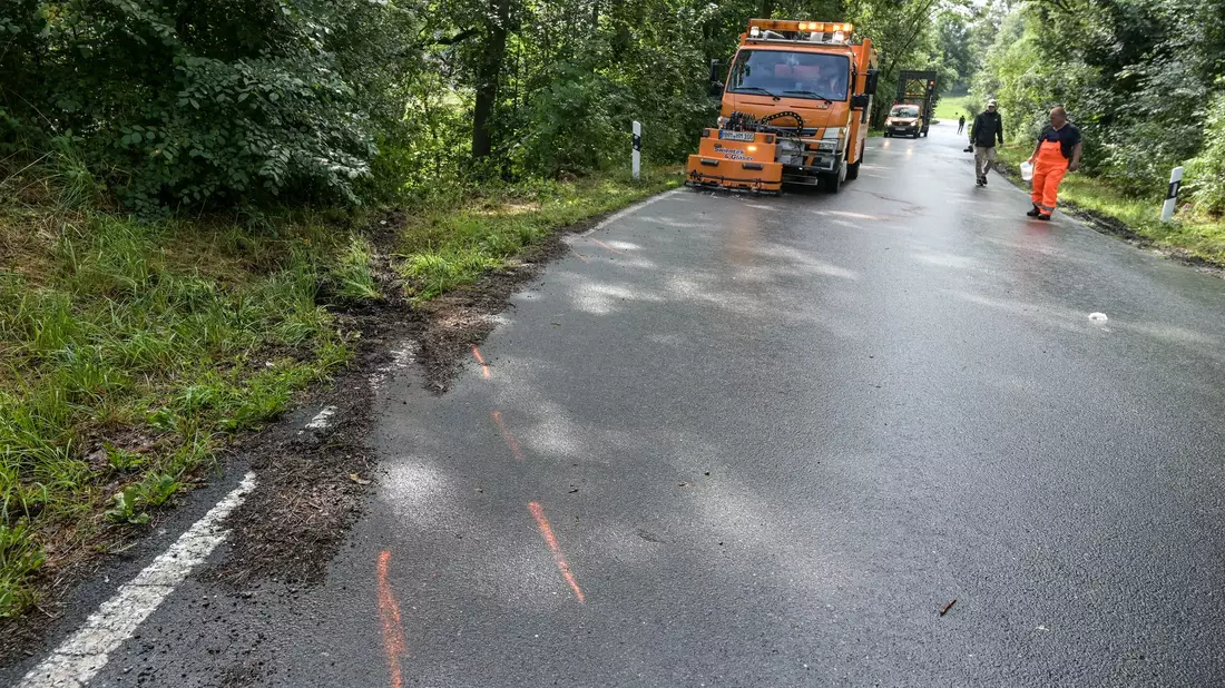 Drei junge Menschen sterben bei einem schweren Verkehrsunfall im Süden von Sachsen-Anhalt. - Bild: Heiko Rebsch/dpa