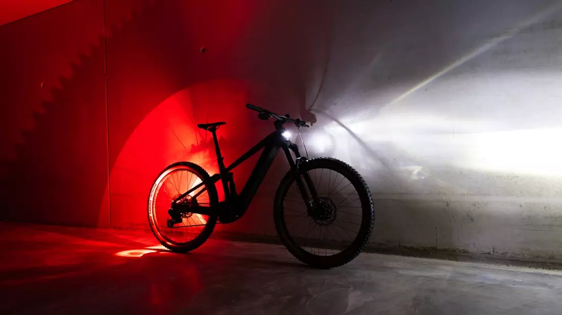 E-Bikes von BULLS jetzt mit smartem Kurvenlicht / Neues Feature für mehr Sicherheit am E-Bike - Bild: presseportal.de