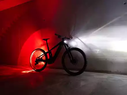 E-Bikes von BULLS jetzt mit smartem Kurvenlicht / Neues Feature für mehr Sicherheit am E-Bike - Foto: presseportal.de