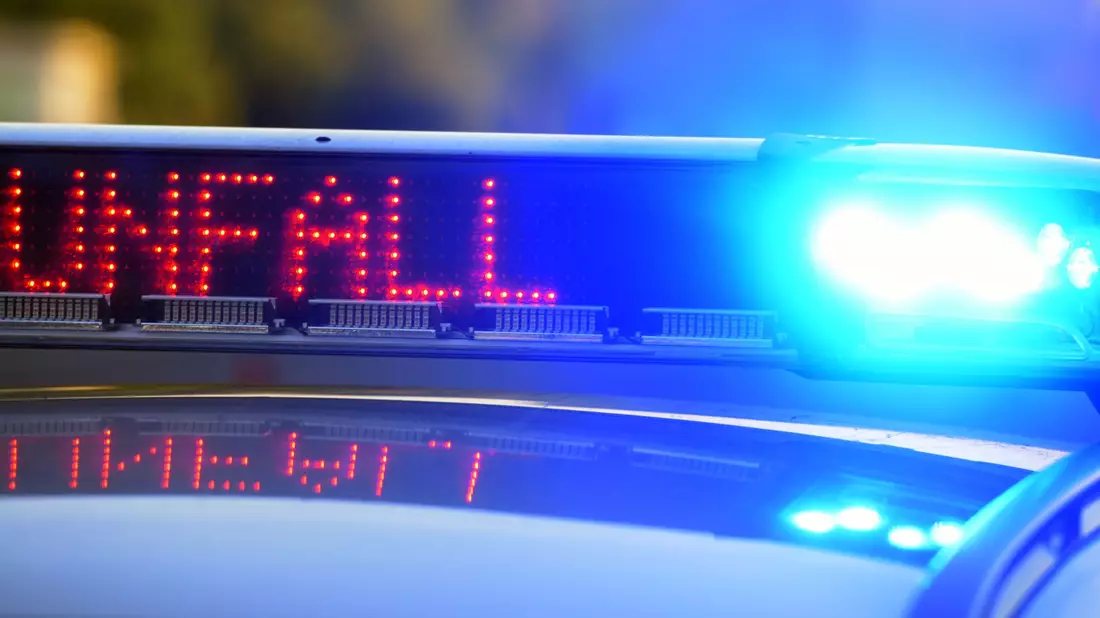 Bei einem Frontalzusammenstoß in Niedersachsen starben mehrere Menschen. (Symbolbild) - Bild: Stefan Puchner/dpa