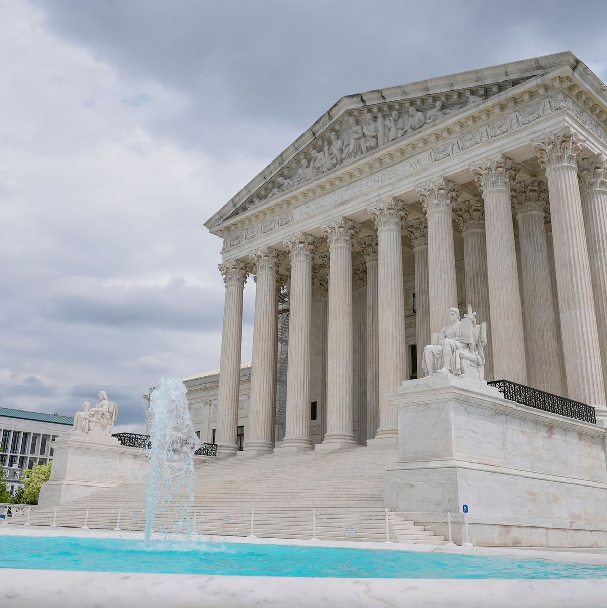 Der Supreme Court gibt seine Entscheidung bekannt. - Foto: Mariam Zuhaib/AP/dpa