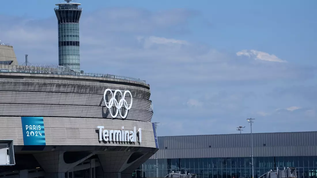 Air France rechnet in diesem Sommer wegen der Olympischen Spiele in Paris mit weniger Fluggästen und Umsatz.  - Bild: Thibault Camus/AP/dpa