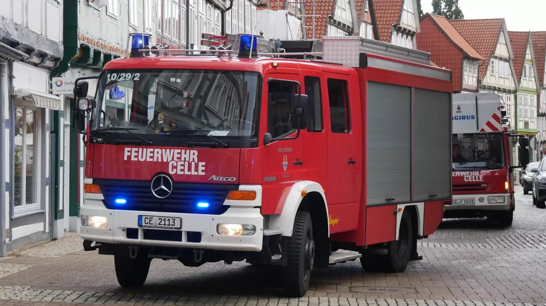 FW Celle: Zwei Küchenbrände mit Menschengefährdung gleichzeitig - Eine verletzte Person! - Bild: presseportal.de