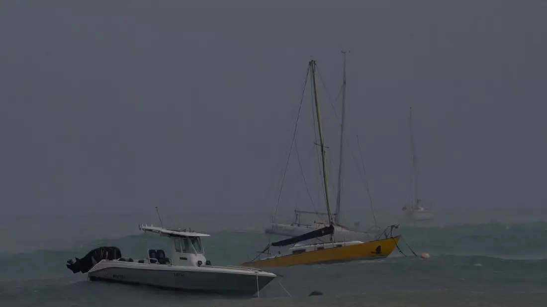 Wellen treffen auf einen Pier während des Durchzugs von Hurrikan «Beryl». - Bild: Ricardo Mazalan/AP/dpa