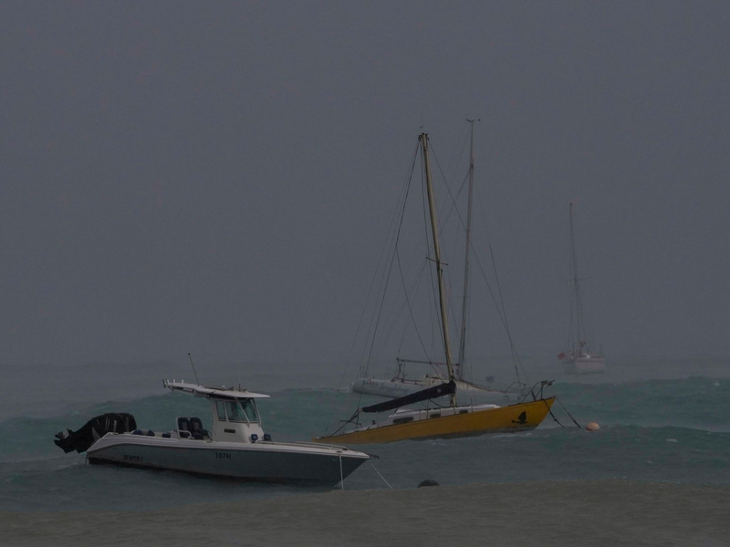 Auf Barbados hinterließ der Hurrikan bereits Schäden. - Foto: Ricardo Mazalan/AP/dpa