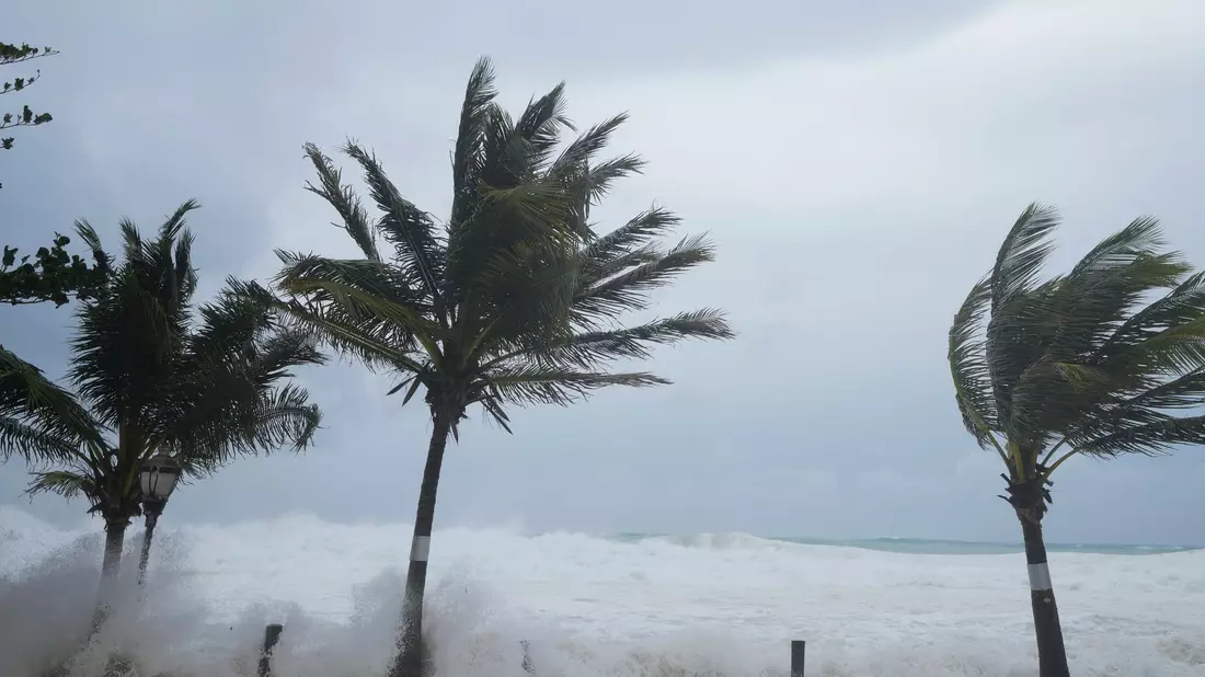 Jugendliche am Strand, während der Hurrikan «Beryl» durch ihre Stadt zieht. - Bild: Ricardo Mazalan/AP/dpa