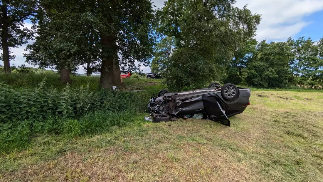 FFW Schiffdorf: 40-jährige Pkw-Fahrerin kommt von Straße ab - Kleinkind auf Rücksitzbank bleibt unverletzt - Bild: presseportal.de