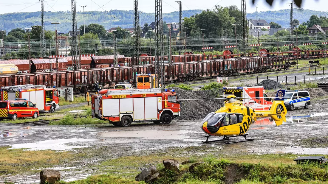 Ein Rettungshubschrauber brachte ein schwer verletztes Mädchen in eine Klinik. Sie war auf einen Waggon geklettert und hatte an die Oberleitung gefasst. - Bild: Alex Talash/dpa
