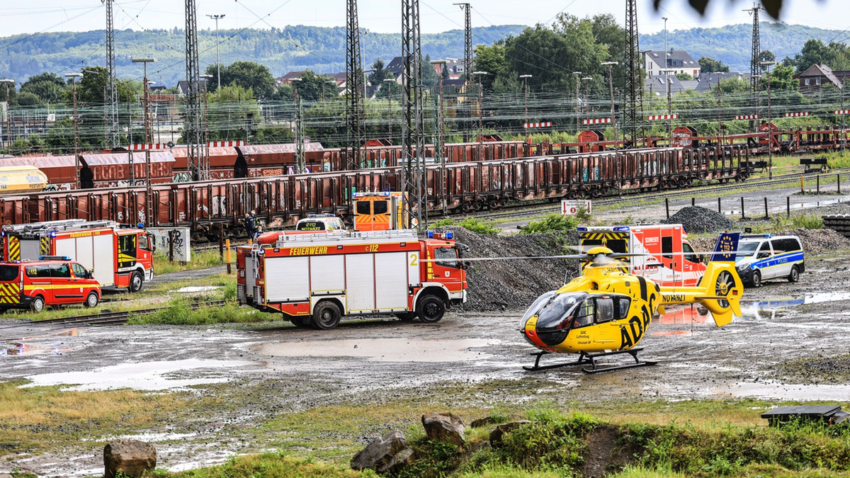 Ein Rettungshubschrauber brachte ein schwer verletztes Mädchen in eine Klinik. Sie war auf einen Waggon geklettert und hatte an die Oberleitung gefasst. - Foto: Alex Talash/dpa