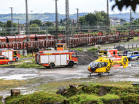Ein Rettungshubschrauber brachte ein schwer verletztes Mädchen in eine Klinik. Sie war auf einen Waggon geklettert und hatte an die Oberleitung gefasst. - Foto: Alex Talash/dpa
