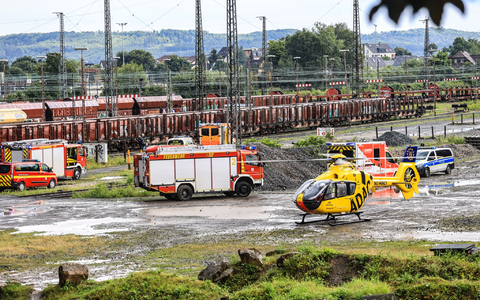 Ein Rettungshubschrauber brachte ein schwer verletztes Mädchen in eine Klinik. Sie war auf einen Waggon geklettert und hatte an die Oberleitung gefasst. - Foto: Alex Talash/dpa