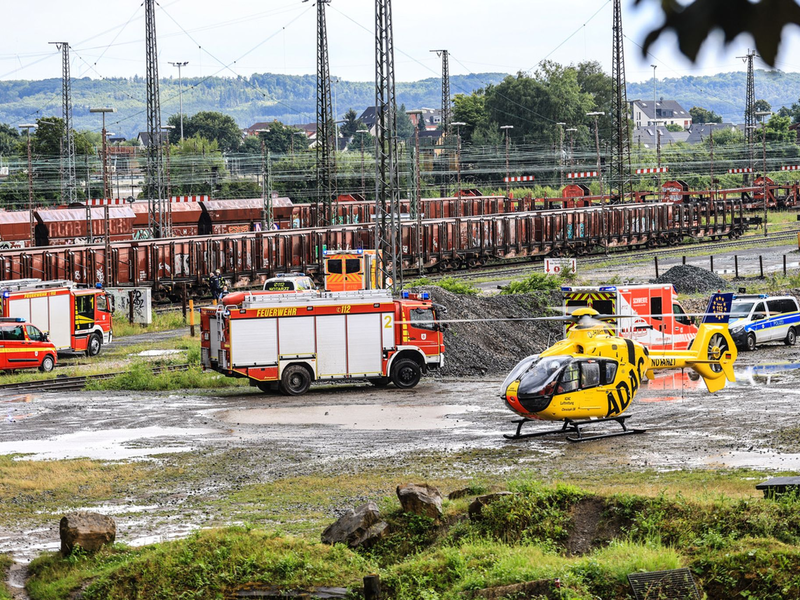 Ein Rettungshubschrauber brachte ein schwer verletztes Mädchen in eine Klinik. Sie war auf einen Waggon geklettert und hatte an die Oberleitung gefasst. - Foto: Alex Talash/dpa