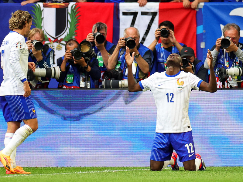 Die Franzosen um Randal Kolo Muani (r) und Antoine Griezmann erreichten das Viertelfinale. - Foto: Rolf Vennenbernd/dpa