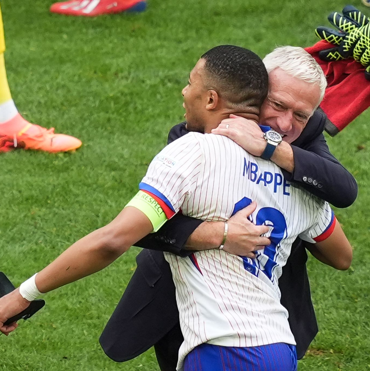 Kylian Mbappé riss sich nach dem Spiel die Maske vom Gesicht und jubelte mir Trainer Didier Deschamps. - Foto: Marcus Brandt/dpa