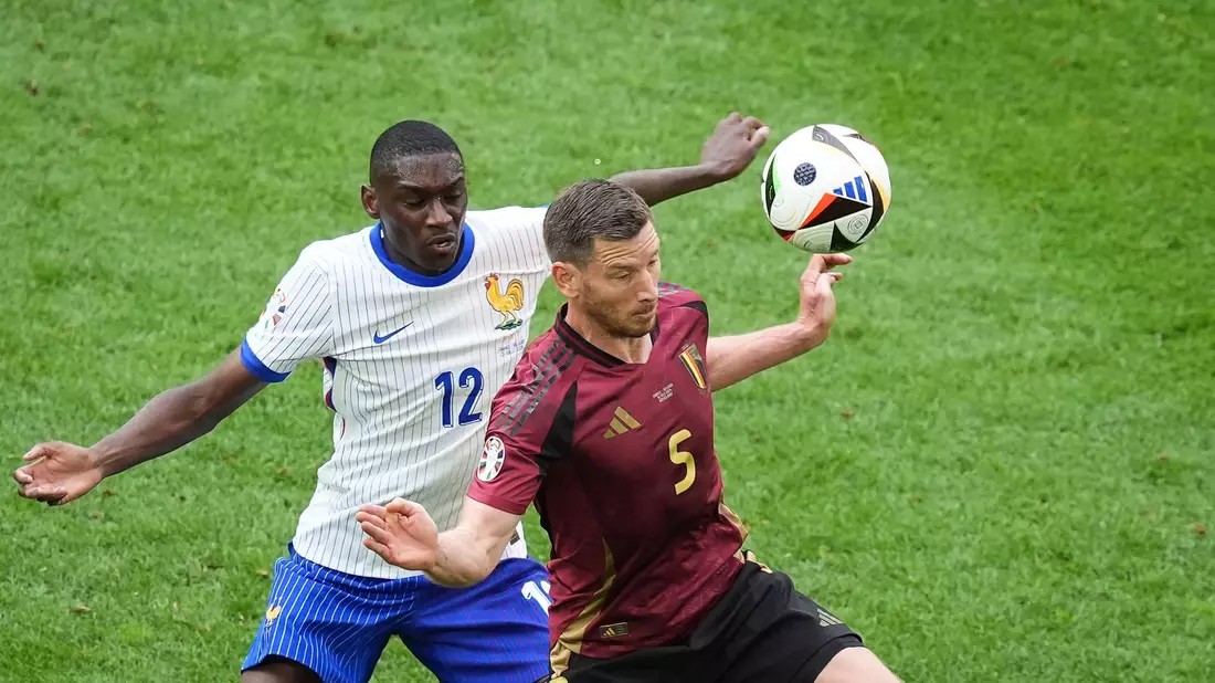 Belgiens Jan Vertonghen (r.) und Frankreichs Randal Kolo Muani kämpfen um den Ball. - Bild: Marcus Brandt/dpa