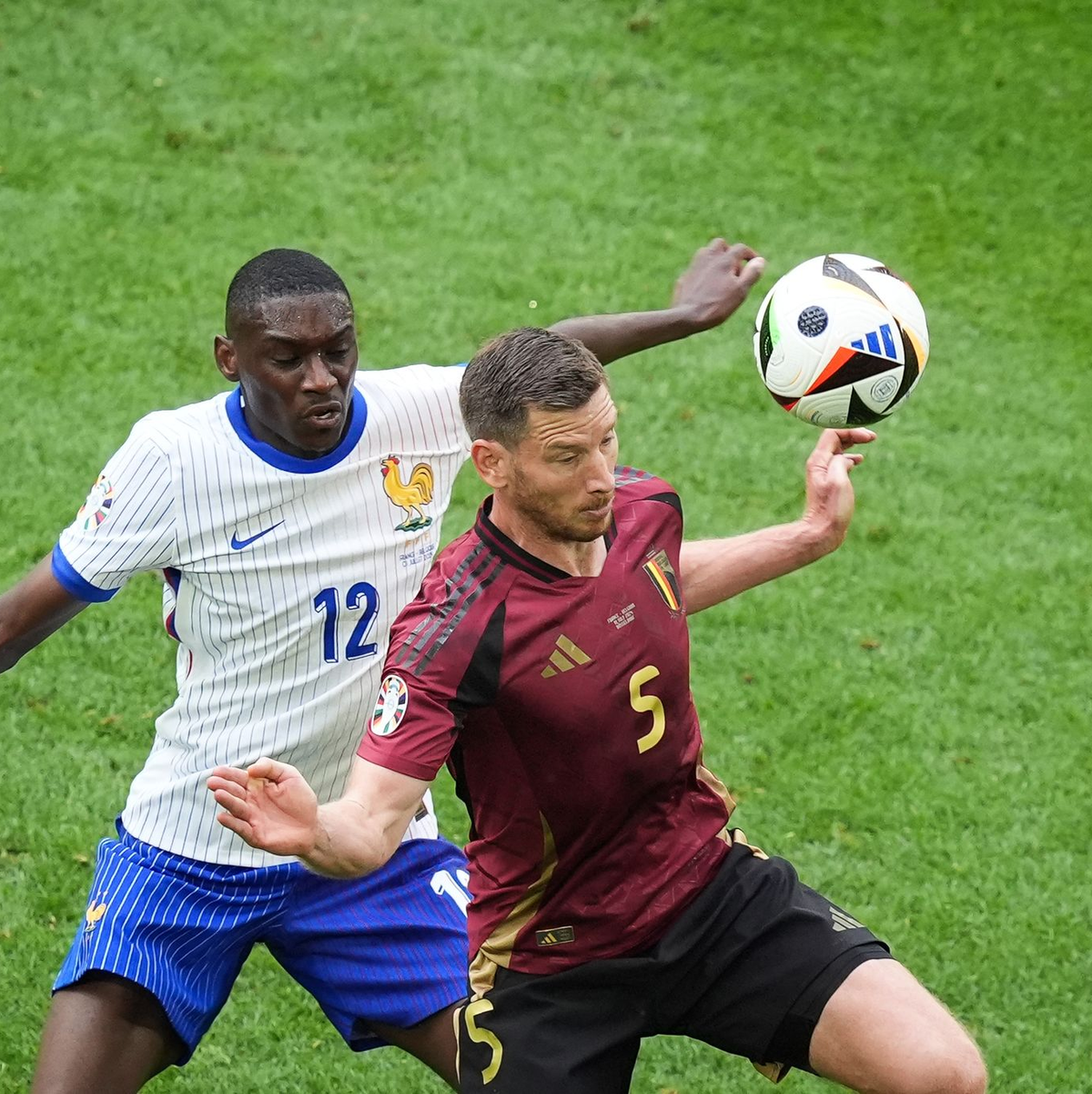 Belgiens Jan Vertonghen (r.) und Frankreichs Randal Kolo Muani kämpfen um den Ball. - Foto: Marcus Brandt/dpa