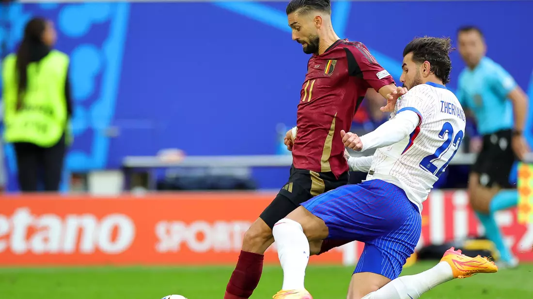 Belgien kam im Spiel zu wenigen Torchancen, hier in Person von Yannick Carrasco (l.). - Bild: Rolf Vennenbernd/dpa