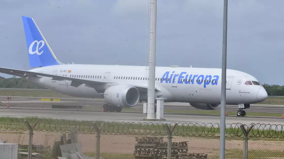 Passagiere warten im Flughafen von Natal nach einer Notlandung. - Bild: Jose Aldenir/TheNEWS2 via ZUMA Press Wire/dpa