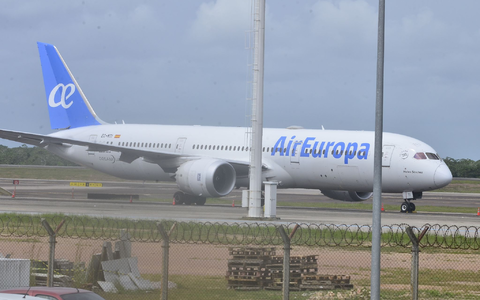Passagiere warten im Flughafen von Natal nach einer Notlandung. - Foto: Jose Aldenir/TheNEWS2 via ZUMA Press Wire/dpa Passagiere warten im Flughafen von Natal nach einer Notlandung. - Foto: Jose Aldenir/TheNEWS2 via ZUMA Press Wire/dpa