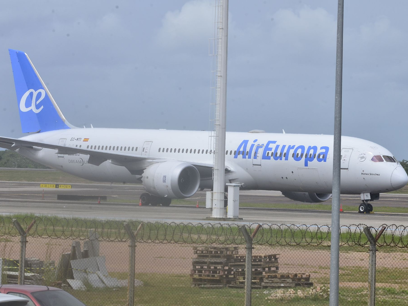 Passagiere warten im Flughafen von Natal nach einer Notlandung. - Foto: Jose Aldenir/TheNEWS2 via ZUMA Press Wire/dpa