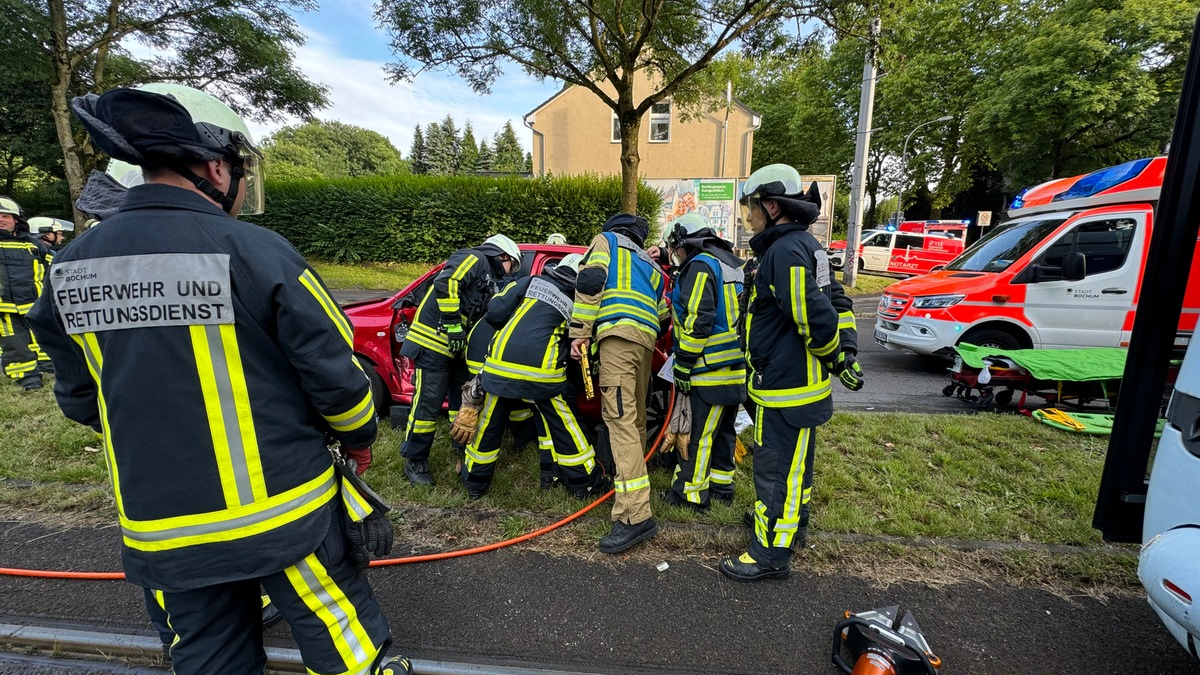 FW-BO: Verkehrsunfall mit Straßenbahn und einer eingeschlossenen Person - Foto: presseportal.de
