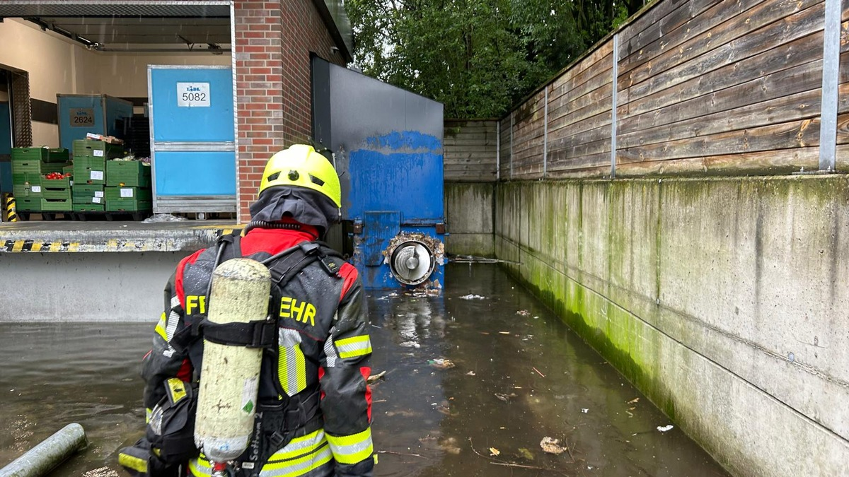 FW-ROW: Müllcontainerbrand auf Betriebsgelände - Einsatz des neuen Wechselladerfahrzeug - Foto: presseportal.de
