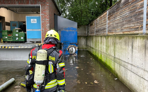 FW-ROW: Müllcontainerbrand auf Betriebsgelände - Einsatz des neuen Wechselladerfahrzeug - Foto: presseportal.de FW-ROW: Müllcontainerbrand auf Betriebsgelände - Einsatz des neuen Wechselladerfahrzeug - Foto: presseportal.de