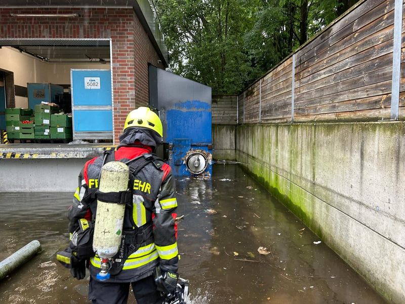 FW-ROW: Müllcontainerbrand auf Betriebsgelände - Einsatz des neuen Wechselladerfahrzeug - Foto: presseportal.de