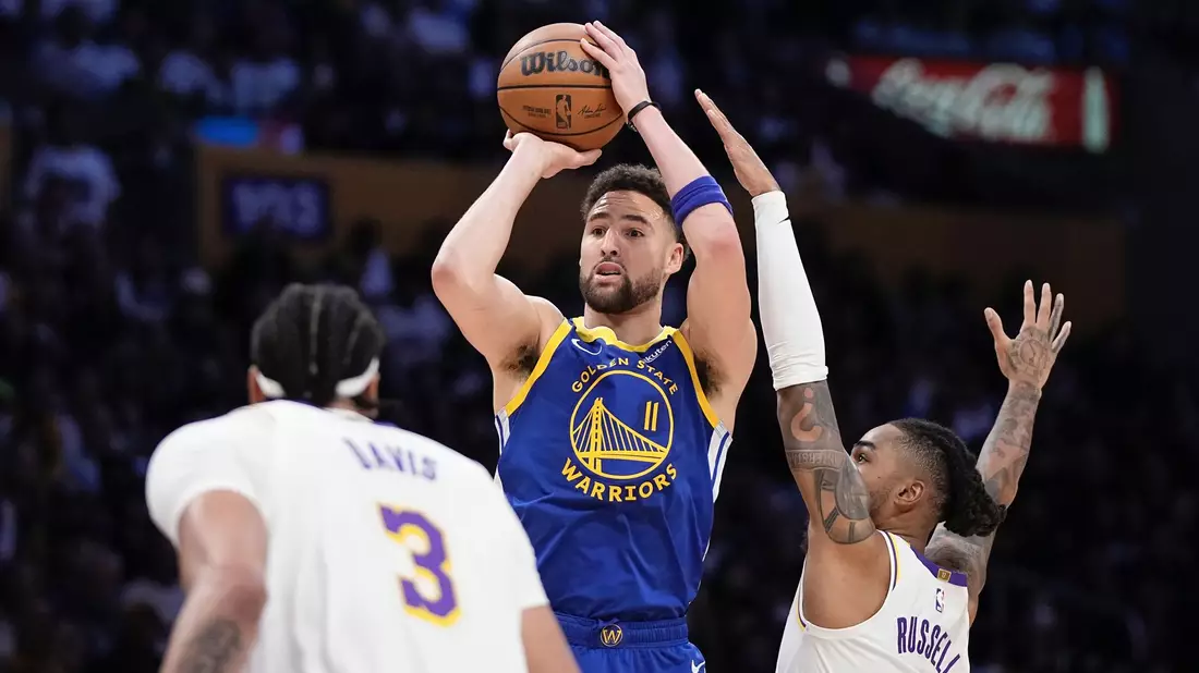 Guard Klay Thompson (M) wirft im Duell gegen sein zukünftiges Franchise auf den Korb. - Bild: Mark J. Terrill/AP/dpa