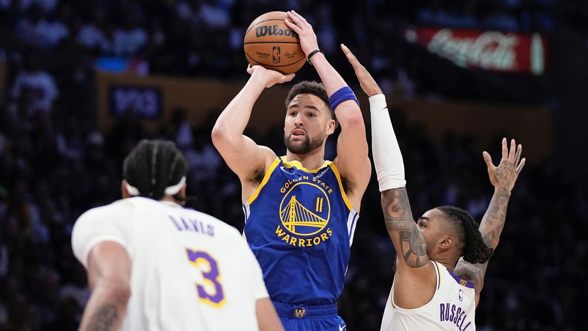 Guard Klay Thompson (M) wirft im Duell gegen sein zukünftiges Franchise auf den Korb. - Foto: Mark J. Terrill/AP/dpa